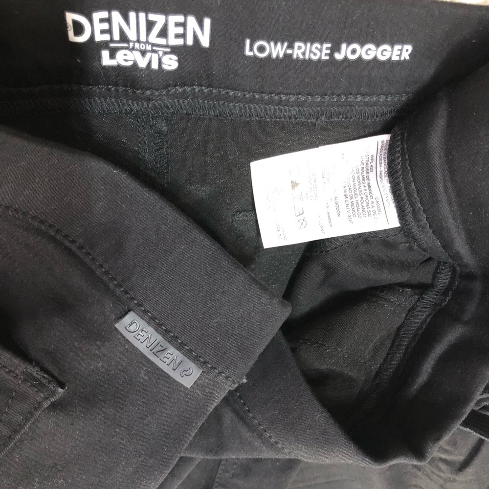 Denizen from Levi low rise jogger w pockets. NWOT black fun jogger. Comfy ❤️🥰